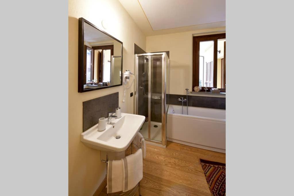 C-Rooms, Residenza Correggio パルマ エクステリア 写真