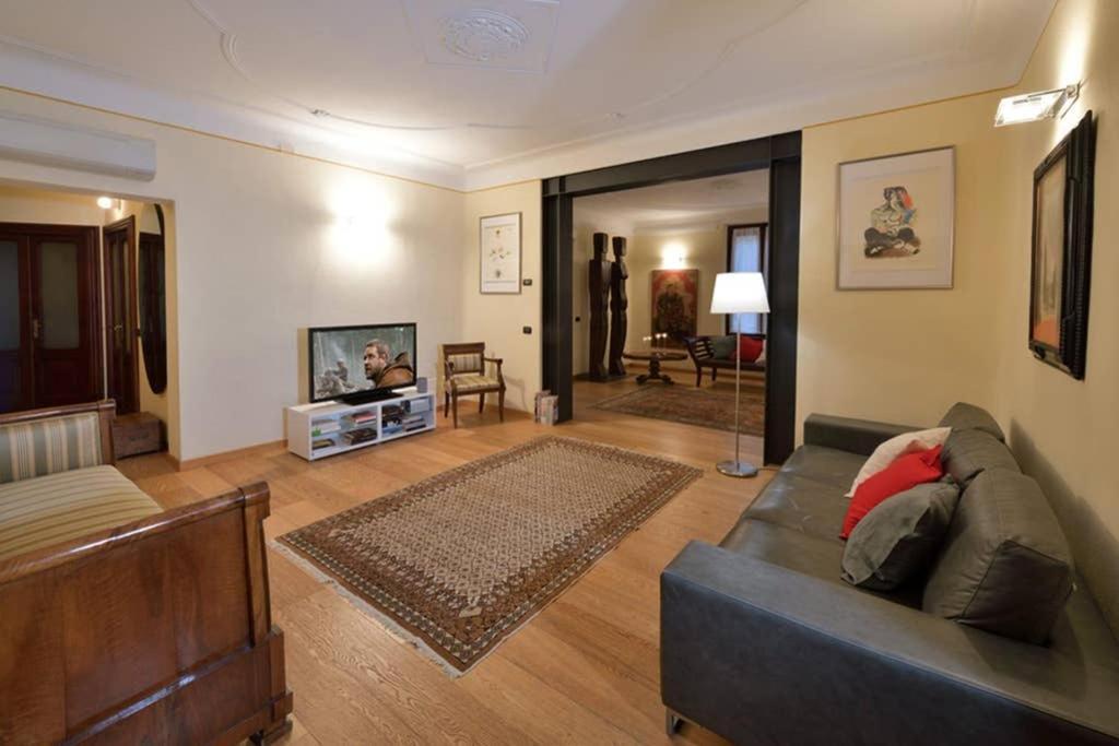 C-Rooms, Residenza Correggio パルマ エクステリア 写真